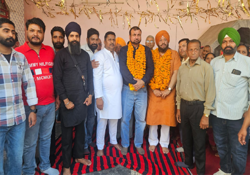 ਦੱਖਣੀ ਹਲਕੇ ਵਿੱਚ ਪਹੁੰਚਣ &lsquo;ਤੇ ਕਾਂਗਰਸੀ ਵਰਕਰਾਂ ਨੇ ਬਾਵਾ ਅਤੇ ਗਿੱਲ ਦਾ ਲੋਕਾਂ ਵਿੱਚ ਲੱਡੂ ਵੰਡ ਕੇ ਕੀਤਾ ਨਿੱਘਾ ਸਵਾਗਤ