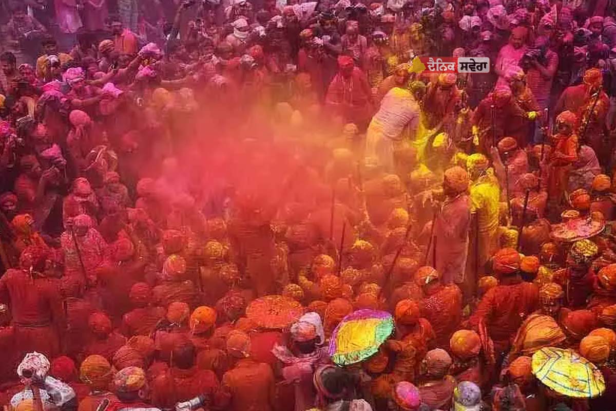 ਦਵਾਰਕਾਧੀਸ਼ ਮੰਦਰ &lsquo;ਚ ਸੋਨੇ-ਚਾਂਦੀ ਦੀਆਂ ਪਿਚਕਾਰੀਆਂ ਨਾਲ ਫੁੱਲਾਂ ਤੋਂ ਬਣੇ ਕੁਦਰਤੀ ਰੰਗਾਂ ਦੀ ਵਰਖਾ, ਸ਼ਰਧਾਲੂ ਮੰਤਰ-ਮੁਗਧ