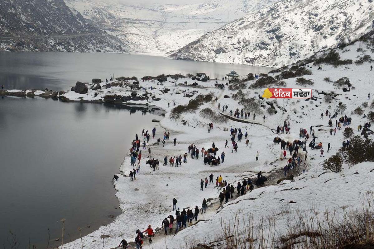 Sikkim : ਭਾਰੀ ਬਰਫ਼ਬਾਰੀ ਕਾਰਨ ਸੋਮਗੋ ਝੀਲ ਜਾਣ ਵਾਲਾ ਰਸਤਾ ਬੰਦ, 2,700 ਤੋਂ ਵੱਧ ਸੈਲਾਨੀਆਂ ਨੂੰ ਕੀਤਾ ਰੈਸਿਕਿਊ