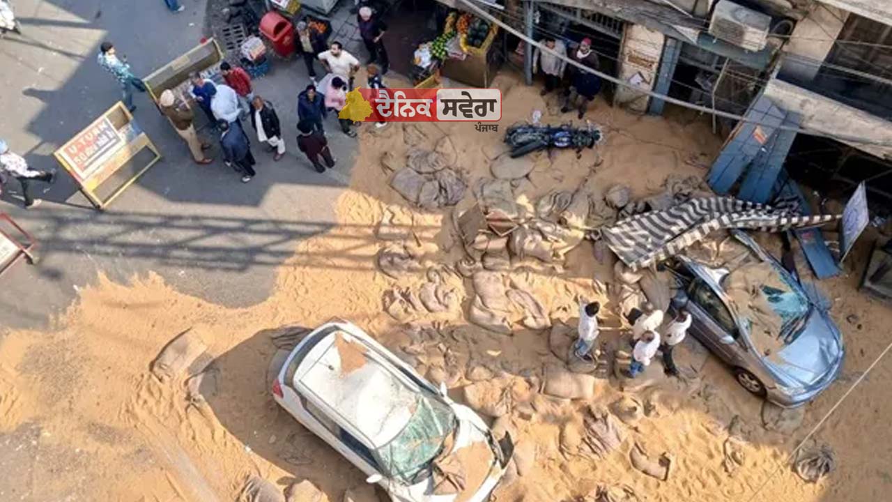 Ludhiana : ਪੁਲ ‘ਤੇ ਪਲਟਿਆ ਕਣਕ ਦੀਆਂ ਬੋਰੀਆਂ ਨਾਲ ਲੱਦਿਆ ਓਵਰਲੋਡ ਟਰੱਕ ; ਦੋ ਕਾਰਾਂ ਨੁਕਸਾਨੀਆਂ, ਜਾਨੀ ਬਚਾਅ