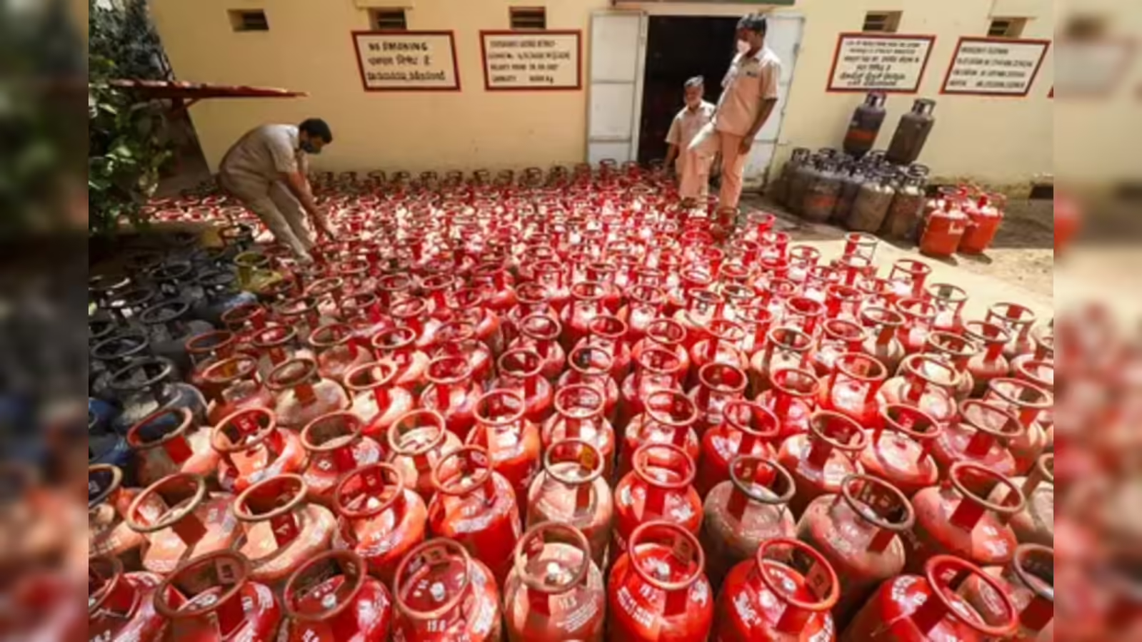 Ludhiana ‘ਚ 19 ਤੋਂ ਵੱਧ LPG ਏਜੰਸੀਆਂ ‘ਤੇ ਰੇਡ, ਇੱਕ ਬੰਦ ਮਿਲੀ; ਬਾਕੀਆਂ ‘ਚ ਕੀ ਹੈ ਹਾਲਾਤ?