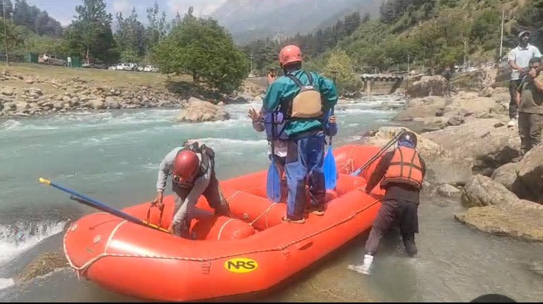 ਸ੍ਰੀਨਗਰ ਨਿਊਜ਼ : ਪੁੱਤਰ ਨੂੰ ਬਚਾਉਣ ਲਈ ਲਿੱਦੜ ਨਦੀ ਵਿੱਚ ਮਾਰੀ ਛਾਲ , ਤੇਜ਼ ਧਾਰਾ ਵਿੱਚ ਵਹਿ ਗਿਆ ਪਿਤਾ ; ਬਚਾਅ ਕਾਰਜ ਜਾਰੀ