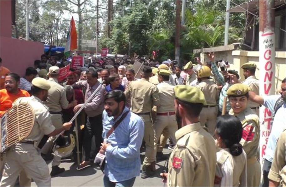 Kashmiri Pandit community protests in Jammu, hundreds take to the streets, clashes between protesters and police
