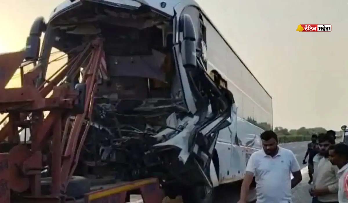 Accident : ਆਗਰਾ-ਲਖਨਊ ਐਕਸਪ੍ਰੈਸਵੇਅ &lsquo;ਤੇ ਟਰੱਕ ਨਾਲ ਟਕਰਾਈ ਡਬਲ-ਡੈਕਰ ਬੱਸ ; 25 ਤੋਂ ਵੱਧ ਯਾਤਰੀ ਜ਼ਖਮੀ