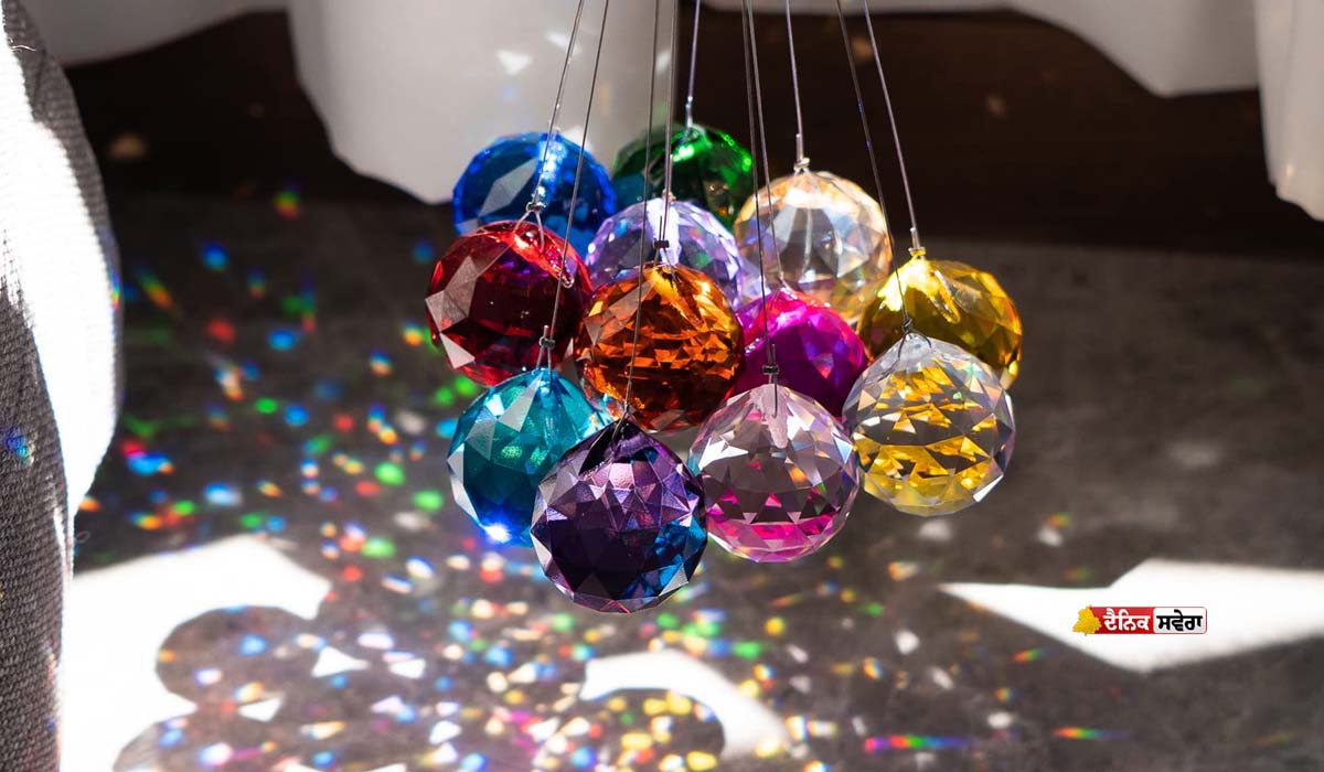 Crystal Balls : ਕੀ ਹੈ ਕ੍ਰਿਸਟਲ ਬਾਲ ਦਾ ਵਾਸਤੂ ਕਨੈਕਸ਼ਨ : ਸਹੀ ਦਿਸ਼ਾ &lsquo;ਚ ਲਗਾਉਣ &lsquo;ਤੇ ਮਿਲੇਗੀ ਸਫਲਤਾ ਅਤੇ ਖੁਸ਼ਹਾਲੀ