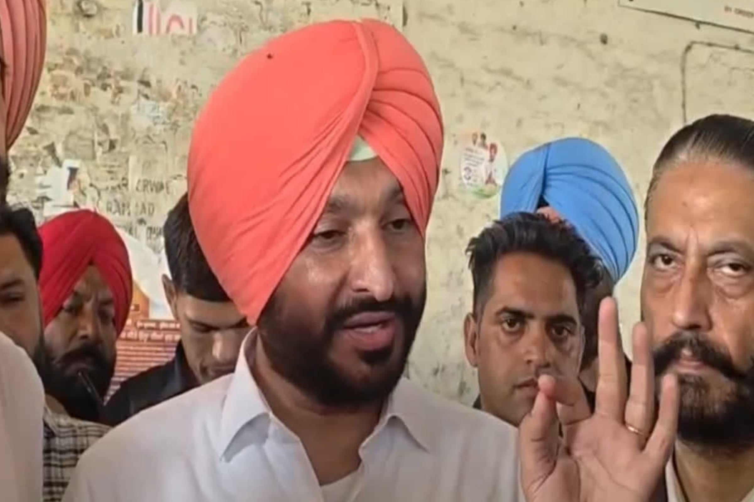 ਜਾਤੀ ਟਿੱਪਣੀ ਮਾਮਲੇ &lsquo;ਚ ਰਵਨੀਤ ਬਿੱਟੂ ਕਮਿਸ਼ਨ ਅੱਗੇ ਪੇਸ਼, ਲਿਖਤੀ ਮਾਫ਼ੀ ਦੇ ਨਾਲ ਧਾਰਮਿਕ ਸੇਵਾ ਕਰਨ ਦੇ ਨਿਰਦੇਸ਼