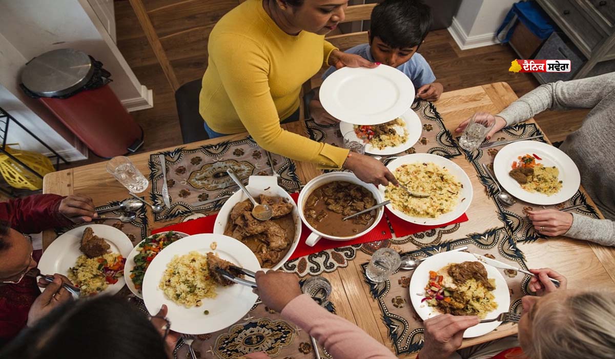 Dining Table vs Floor, ਕਿੱਥੇ ਖਾਣਾ ਚਾਹੀਦਾ ਫੂਡ ? ਵਾਸਤੂ &lsquo;ਚ ਲੁਕਿਆ ਵੱਡਾ ਰਾਜ, ਇਨ੍ਹਾਂ ਨਿਯਮਾਂ ਨਾਲ ਮਿਲੇਗੀ ਖੁਸ਼ਹਾਲੀ