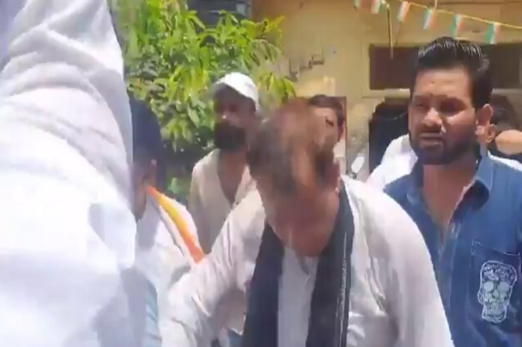 Ruckus in Aligarh Congress office: Fight breaks out between workers during review meeting, shoes thrown