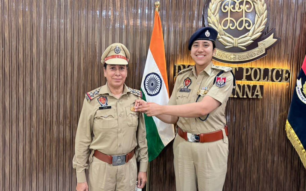Big honor for excellent services, SSP Dr.. Darpan Ahluwalia honors Inspector Rajwant Kaur with DGP Commendation Disc