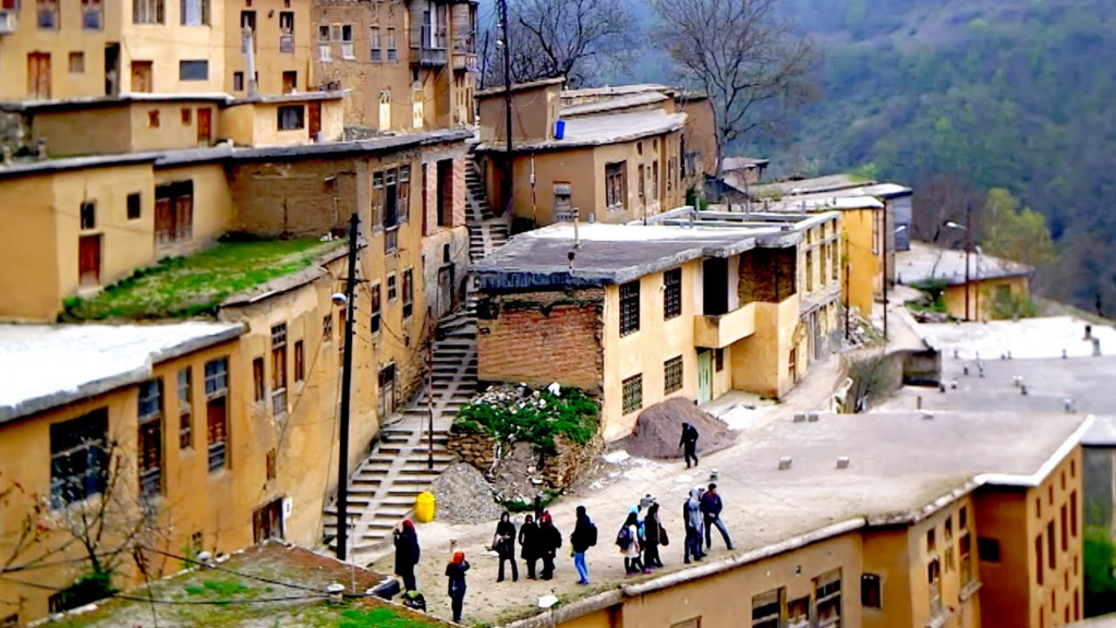 Strange village! Where there are no roads, people walk on the roofs of houses, know the strange story behind it