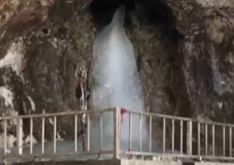 Amarnath cave scene changed! Snowy Shivling melted in 5 days, devotees continue to throng
