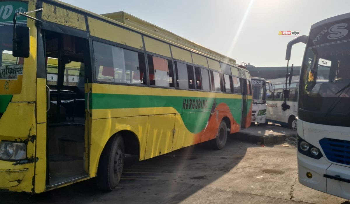 PUNJAB : ਫਗਵਾੜਾ ਬੱਸ ਸਟੈਂਡ ਤੋਂ ਨਿੱਜੀ ਬੱਸ ਚੋਰੀ ; ਚੋਰ ਨੇ ਭੱਜਦੇ ਸਮੇਂ ਦੂਜੀਆਂ ਬੱਸਾਂ ਨੂੰ ਵੀ ਮਾਰੀ ਟੱਕਰ, ਦੇਖੋ ਵੀਡੀਓ