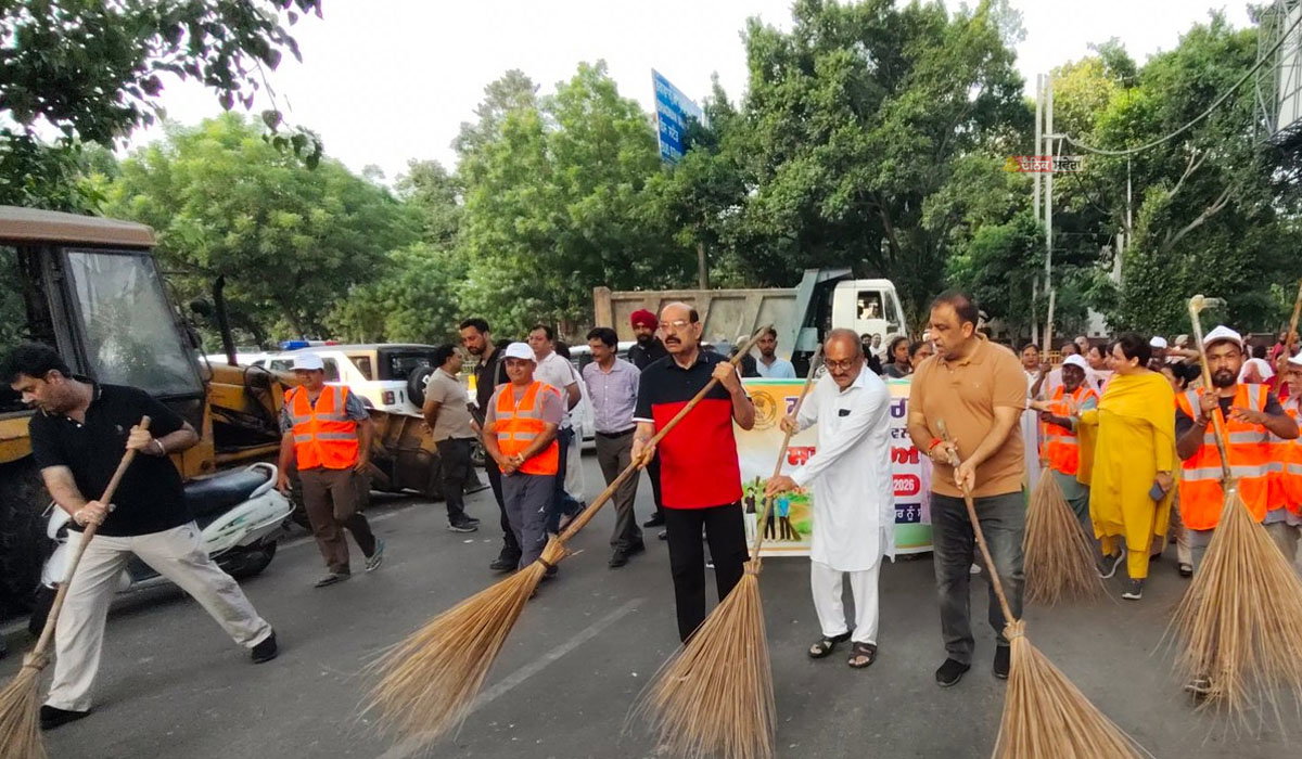 JALANDHAR : ‘ਕਲੀਨ ਪੰਜਾਬ’ ਮੁਹਿੰਮ ਦੀ ਸ਼ੁਰੂਆਤ ; ਡੀਸੀ ਸਮੇਤ ਕਈ ਅਧਿਕਾਰੀਆਂ ਨੇ ਕੀਤੀ ਸੜਕਾਂ ਦੀ ਸਫ਼ਾਈ