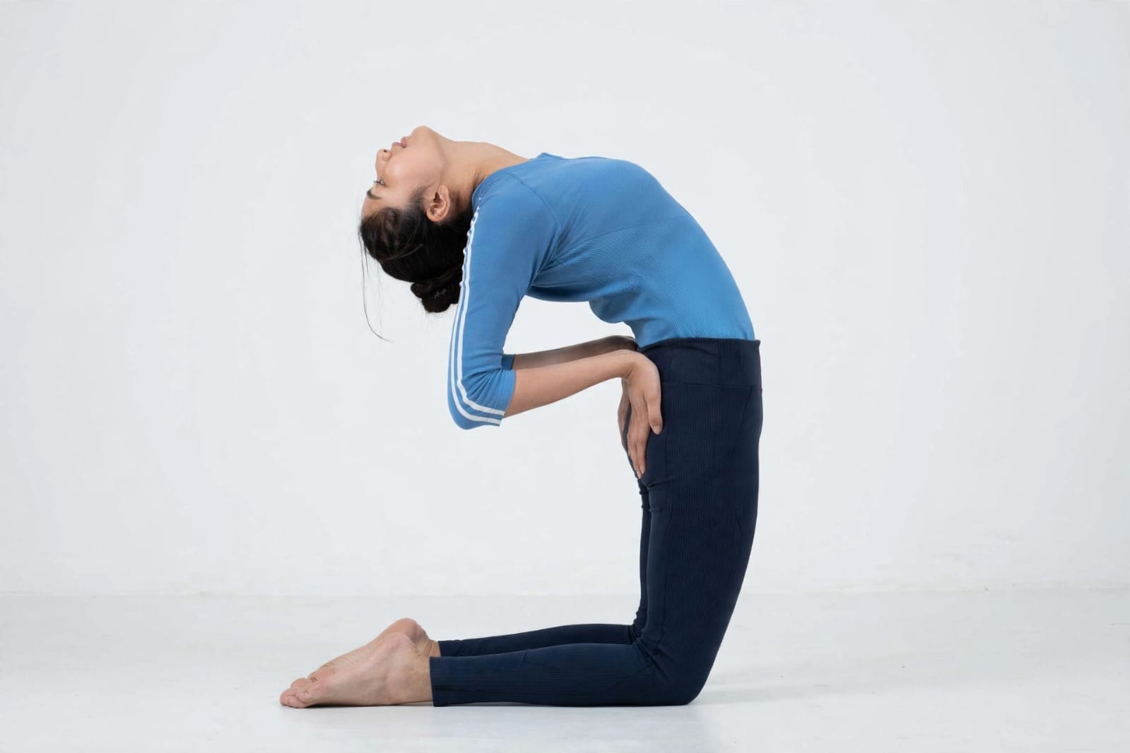 Half Camel Pose: ਰੀੜ੍ਹ ਦੀ ਹੱਡੀ ਨੂੰ ਲਚਕੀਲਾ ਅਤੇ ਮਨ ਨੂੰ ਸ਼ਾਂਤ ਰੱਖਣ ਵਿੱਚ ਮਦਦਗਾਰ ਹੈ ਇਹ ਯੋਗ ਆਸਨ