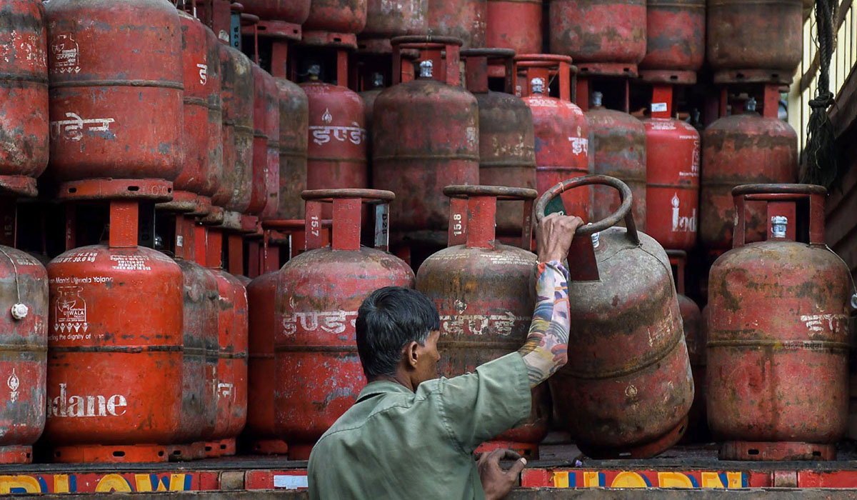 Gas Cylinder Price Update : 300 ਰੁਪਏ ਸਸਤਾ ਹੋਇਆ ਸਿਲੰਡਰ ! ਜਾਣੋ ਘਰੇਲੂ ਤੇ ਵਪਾਰਕ LPG ਦੀਆਂ ਅੱਜ ਦੀਆਂ ਕੀਮਤਾਂ