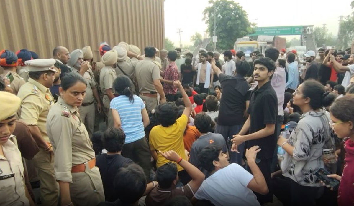 PUNJAB : LPU &lsquo;ਚ ਰੇਪ ਦੀ ਖ਼ਬਰ ਮਗਰੋਂ ਭੜਕੇ  ਵਿਦਿਆਰਥੀ ; ਕੈਂਪਸ &lsquo;ਚ ਤੋੜ-ਫੋੜ ਮਗਰੋਂ ਰੋਸ ਪ੍ਰਦਰਸ਼ਨ, ਹਾਈਵੇ ਕੀਤਾ ਜਾਮ