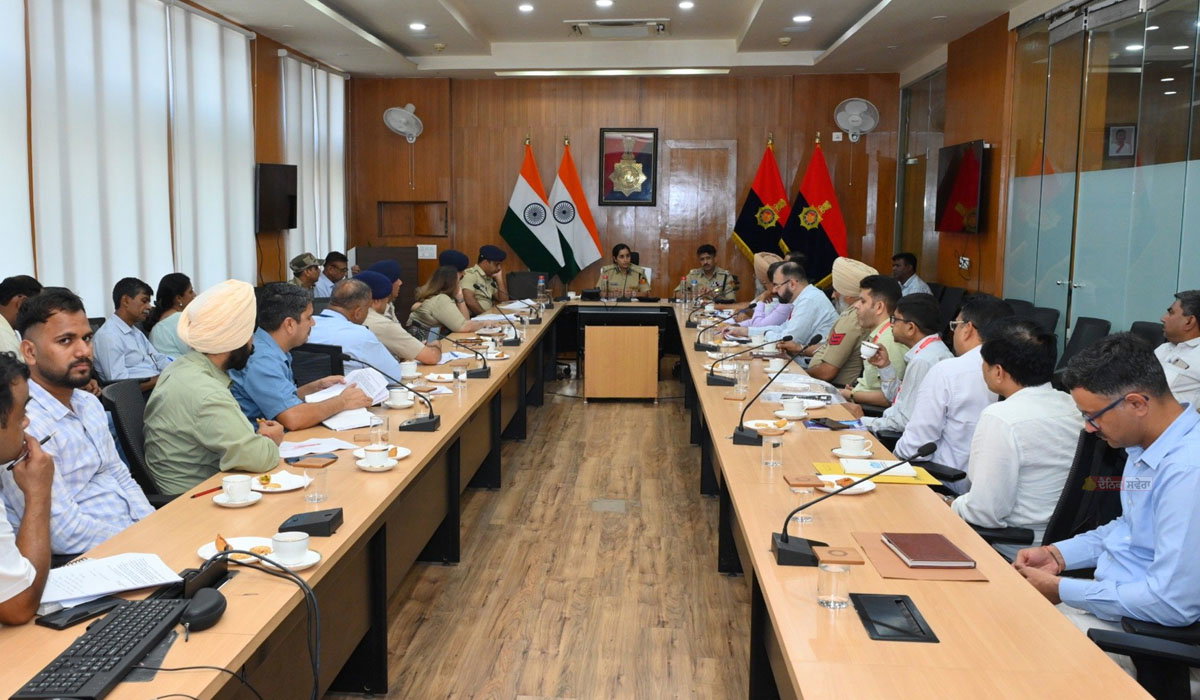Chandigarh Security : ਬੰਬ ਦੀਆਂ ਧਮਕੀਆਂ ਕਾਰਨ ਚੰਡੀਗੜ੍ਹ ਪੁਲਿਸ ਚੌਕਸ ; ਸਟੇਕਹੋਡਰਜ਼ ਨਾਲ ਕੀਤੀ ਵੱਡੀ ਬੈਠਕ