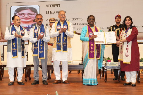 AIIMS Bilaspur Convocation: ਰਾਸ਼ਟਰਪਤੀ ਅਤੇ ਰਾਜਪਾਲ ਨੇ ਏਮਜ਼ ਦੇ ਪਹਿਲੇ ਗ੍ਰੈਜੂਏਟ ਬੈਚ ਨੂੰ ਪ੍ਰਦਾਨ ਕੀਤੀਆਂ ਡਿਗਰੀਆਂ