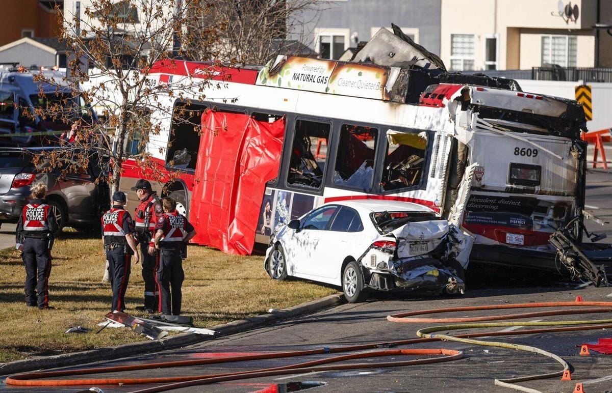 Calgary Bus Accident: ਕੈਨੇਡਾ ਦੇ ਕੈਲਗਰੀ &rsquo;ਚ ਬੱਸ ਤੇ ਕਾਰ ਦੀ ਟੱਕਰ ਮਗਰੋਂ ਲੱਗੀ ਭਿਆਨਕ ਅੱਗ, 3 ਲੋਕਾਂ ਦੀ ਮੌਤ ਤੇ 19 ਜ਼ਖ਼ਮੀ