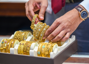 Gold Silver Price Today: ਤਿਉਹਾਰਾਂ ਤੋਂ ਪਹਿਲਾਂ ਸੋਨੇ-ਚਾਂਦੀ ਦੀਆਂ ਕੀਮਤਾਂ ਵਿੱਚ ਗਿਰਾਵਟ, ਖਰੀਦਦਾਰੀ ਤੋਂ ਪਹਿਲਾਂ ਜਾਣੋ ਤਾਜ਼ਾ ਭਾਅ