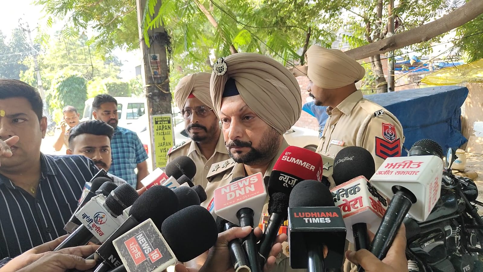 Ludhiana Firing: ਮਾਡਲ ਟਾਊਨ ਵਿੱਚ ਇਮੀਗ੍ਰੇਸ਼ਨ ਦਫ਼ਤਰ &lsquo;ਤੇ ਚੱਲੀਆਂ ਗੋਲੀਆਂ, CCTV ਵਿੱਚ ਕੈਦ ਹੋਏ ਬਾਈਕ ਸਵਾਰ ਦੋ ਹਮਲਾਵਰ।