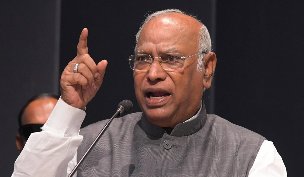Mallikarjun Kharge: MLC ਚੋਣਾਂ ਦੇ ਨਤੀਜਿਆਂ &rsquo;ਤੇ ਖੜਗੇ ਦਾ BJP ਨੂੰ ਜਵਾਬ, ਕਿਹਾ- ਸੰਸਦ ਭੰਗ ਕਰਕੇ ਬੈਲਟ ਪੇਪਰ ਰਾਹੀਂ ਕਰਵਾਈਆਂ ਜਾਣ ਚੋਣਾਂ