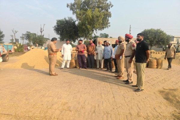 Moga Police Awareness: ਮੋਗਾ ਪੁਲਿਸ ਵੱਲੋਂ ਕਿਸਾਨਾਂ ਨੂੰ ਪਰਾਲੀ ਨਾ ਸਾੜਨ ਲਈ ਕੀਤਾ ਗਿਆ ਜਾਗਰੂਕ