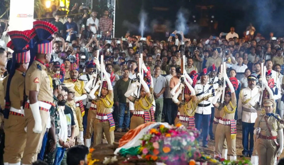 Nana Patekar Funeral : ਪੰਜ ਤੱਤਾਂ &lsquo;ਚ ਵਿਲੀਨ ਹੋਏ ਨਾਨਾ ਪਾਟੇਕਰ ; ਸਰਕਾਰੀ ਸਨਮਾਨਾਂ ਨਾਲ ਦਿੱਤੀ ਅੰਤਿਮ ਵਿਦਾਇਗੀ