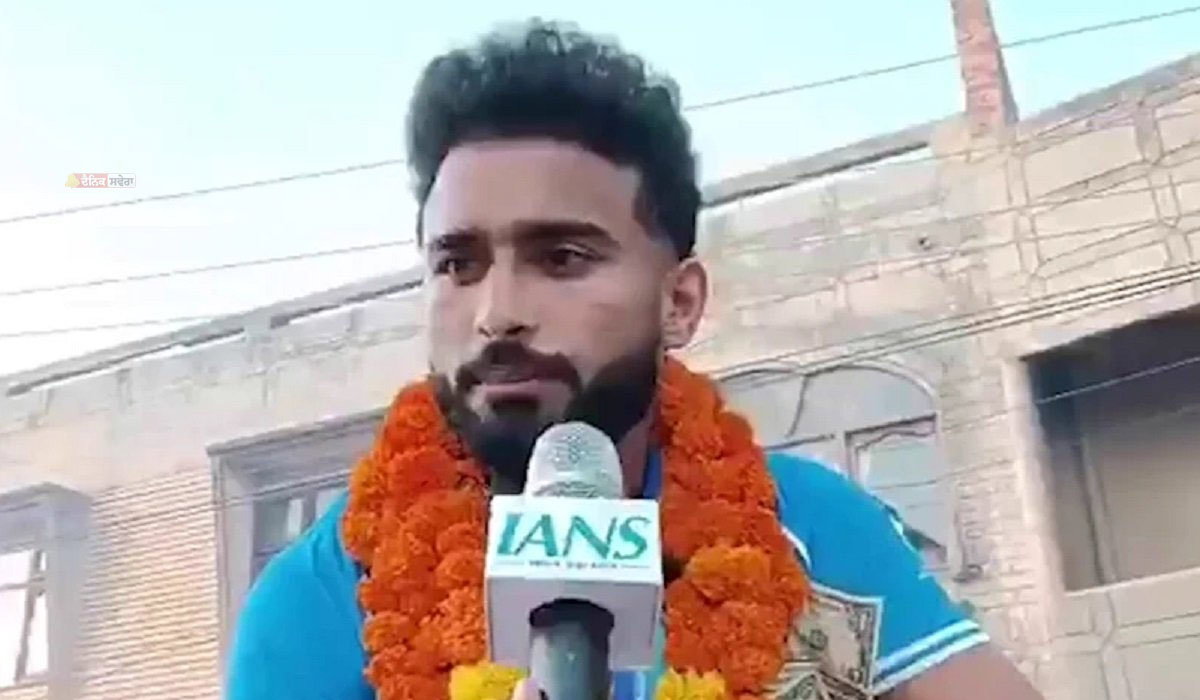 JALANDHAR : ਸੋਨ ਤਗਮਾ ਜਿੱਤ ਕੇ ਪਰਤੇ ਹਾਕੀ ਖਿਡਾਰੀ ਸੁਖਜੀਤ ਦਾ ਆਤਿਸ਼ਬਾਜ਼ੀ ਤੇ ਢੋਲ ਦੇ ਡੱਗੇ ਨਾਲ ਸਵਾਗਤ